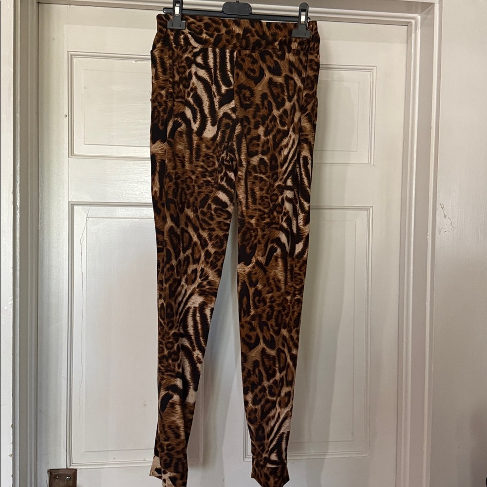 Leopard Print Leggings With Pockets - Picture 2 of 4